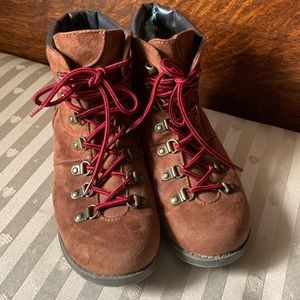 Makalu lace up boots